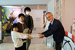 １万人